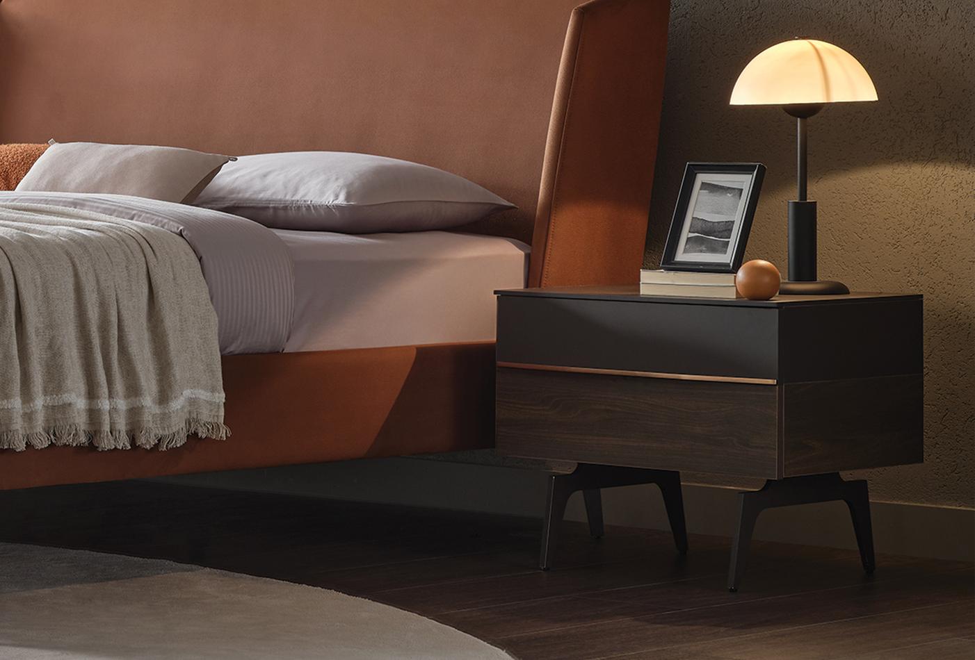 MAR?ON NIGHTSTAND - Image 2