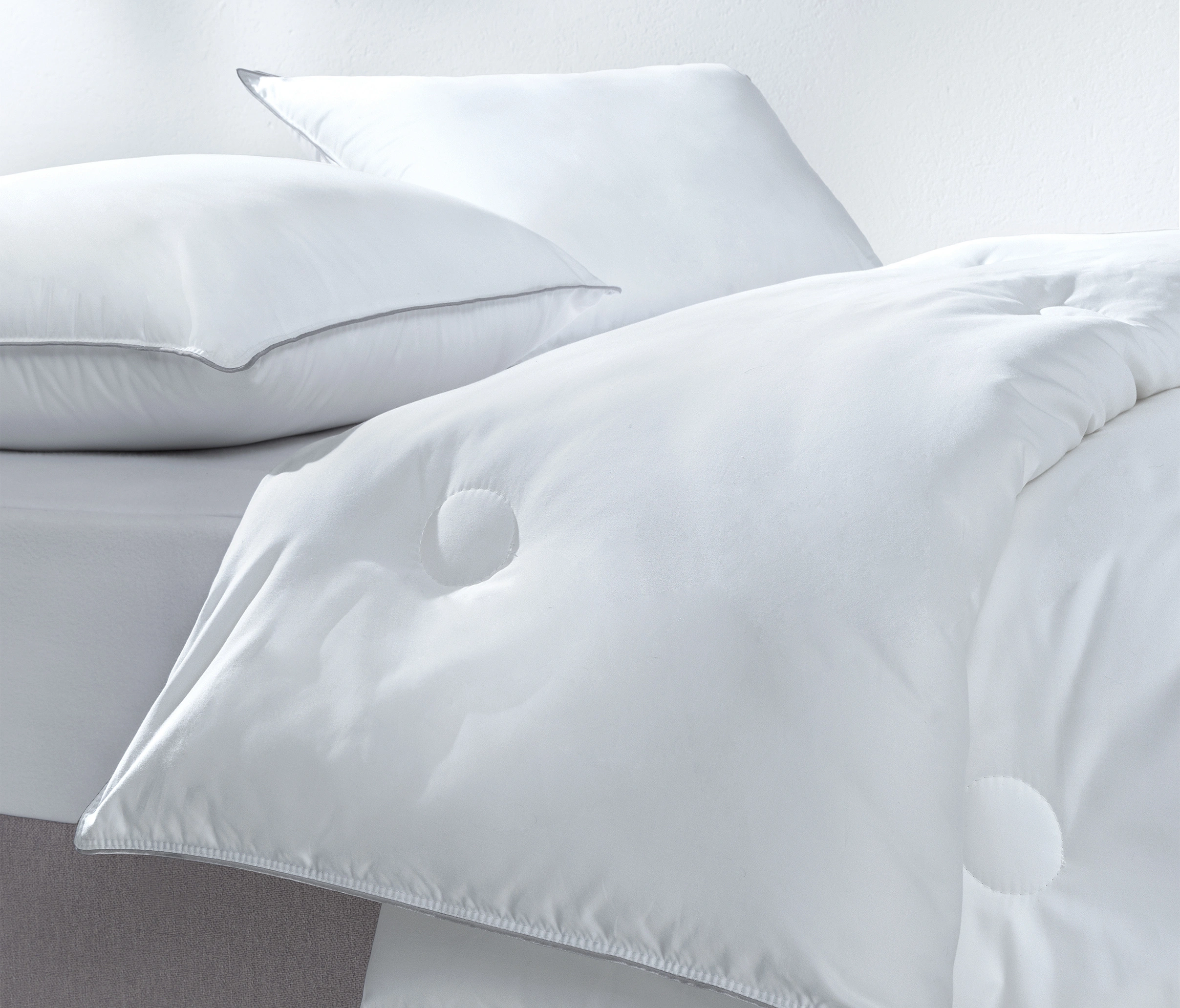 KING SIZE CALIDA NANO FIBER QUILT 300 GR/M2 (235X215) - WHITE - Image 2